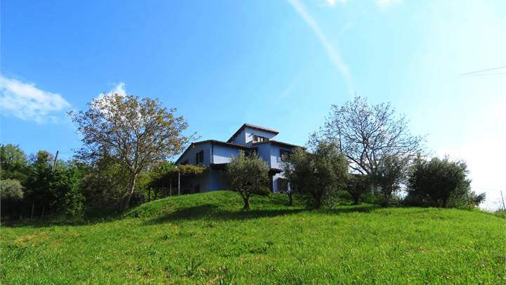VILLINO MQ. 140 IN STRUTTURA BIFAMILIARE .